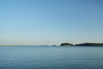 海岸から見る海と空