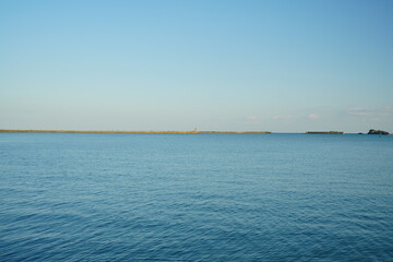 海岸から見る海と空