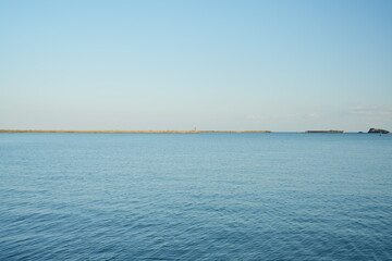 海岸から見る海と空