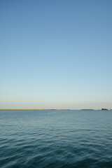 海岸から見る海と空