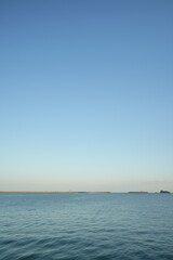 海岸から見る海と空