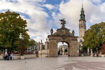 Obraz premium main square and entrance and the church tower of the Jasna Gora Monastery
