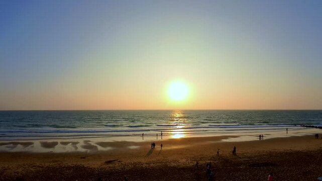 atemberaubenden romantischer Sonnenuntergang &uuml;ber dem Meer mit silhouettierten Menschen am Strand &ndash; Entspannung und Natur pur &ndash; Urlaub, Strandurlaub, Reise, K&uuml;ste, Strandurlaub, Frankreich, Atlantik
