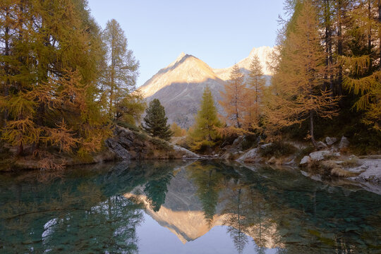 Lac Bleu Arolla in autumn