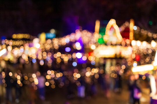 Lichterglanz auf dem Weihnachtsmarkt am Klosterplatz in Bielefeld 