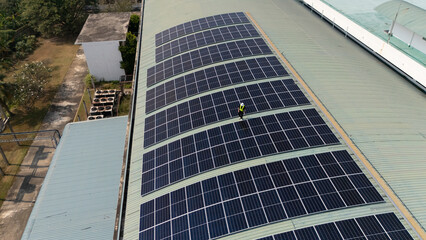 Obraz premium Outdoor solar panels, solar cell installation on the roof of the carport, energy-saving solar power generation plan.(PHOTO) 