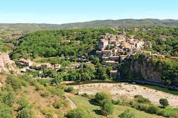 Le beau village de Balazuc au bord de la rivi&egrave;re Ard&egrave;che.