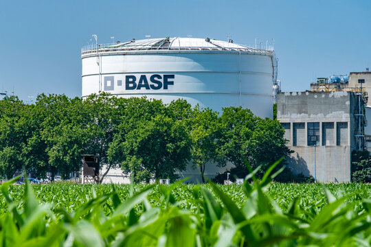 BASF SE Chemiekonzern, chemical storage tank in Ludwigshafen, German Badische Anilin- und Sodafabrik company, European industrial facility, large white silo, German manufacturer