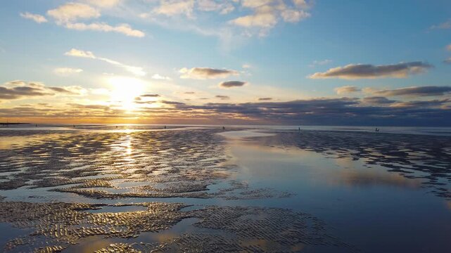 Romantischer Sonnenuntergang bei Ebbe am Wattenmeer, Schwenk