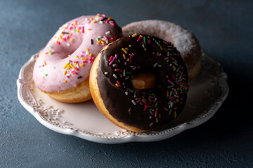 暗めの背景にチョコドーナツとスイーツ盛り合わせ