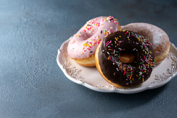 暗めの背景にチョコドーナツとスイーツ盛り合わせ