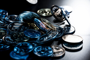 日本円のコインが広がるマネー背景