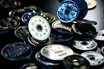 黒背景に散らばる日本円硬貨