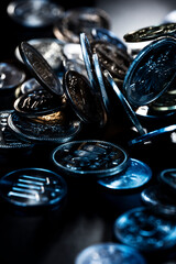 光を受けて輝く円硬貨のクローズアップ