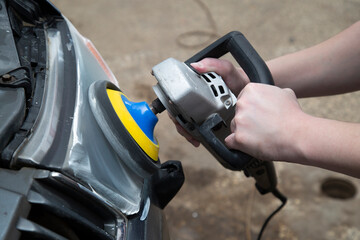 Polishing the old headlight on the car and installing a protective film