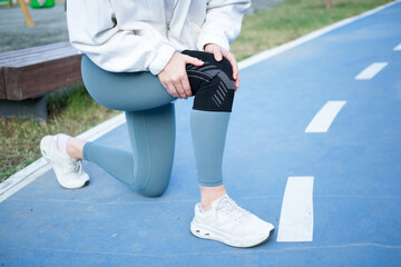 Woman suffering from knee pain.