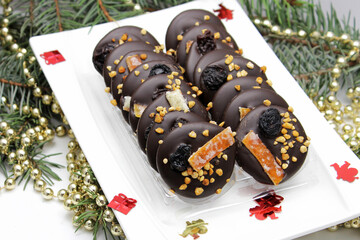 belle assiette de mendiants chocolat fruits secs