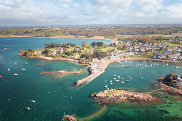 vue aerienne paysage du litoral de Bretagne en France,port et village de Loguivy de la Mer dans les côtes d'armor
