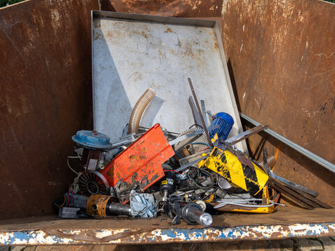 Metallschrott in einem Industriecontainer &ndash; entsorgtes Metall und Altmaterial aus industrieller Demontage