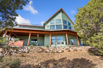 Naklejka premium Architectural Masterpiece Showcasing Large Glass Surfaces And Natural Wood Finishes Amidst Scenic Surroundings