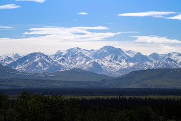 Fototapeta premium Snow on mountains on a spring day on the Denali Highway