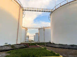 Obraz premium Large oil storage tanks in open-air oil depots