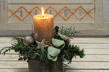 Adventsgesteck mit einer Kerze