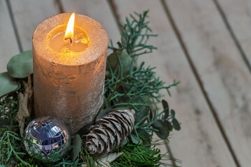 Adventsgesteck mit einer Kerze