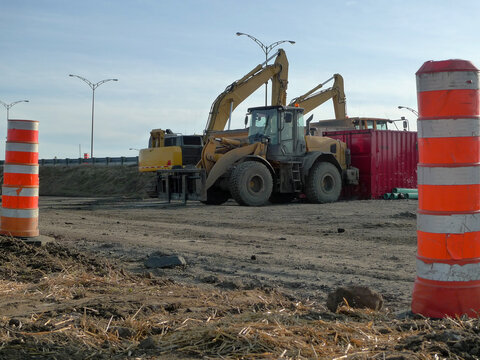 R&eacute;paration d'une rue dans la ville avec de la machinerie. Chantier de construction. Une pelle m&eacute;canique sur un chantier de construction	