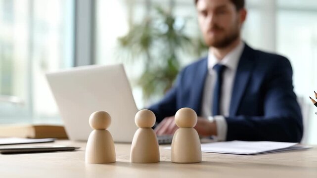 人事選考を象徴する木製フィギュア