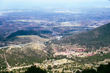 Obraz premium Scenic mountain valley landscape with winding road and vast horizon view