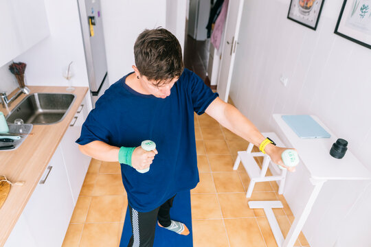 Individual sets dumbbell on table during quick workout break