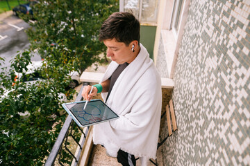 Obraz premium Young man with leafy cityscape background drawing confidently