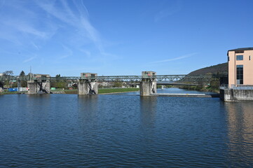 Fototapeta premium Staustufe bei Klingenberg am Main