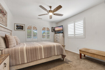 Naklejka premium A Cozy Bedroom featuring Modern Decor and abundant Natural Light