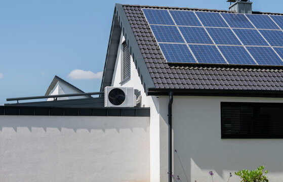 Combination of multi-split air conditioning/air-to-air heat pump and photovoltaics