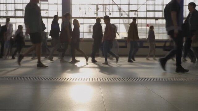 駅構内を歩く人混みの靴と影ループ動画