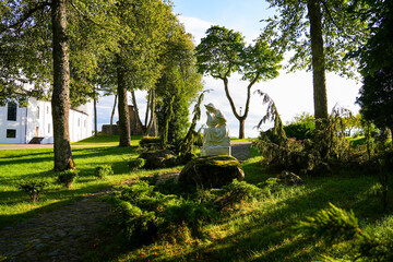 Obraz premium White religious statues behind Aglona Basilica in Latvia – Outdoor Catholic sanctuary by the Lake Ciriss