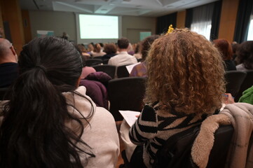 donne partecipano ad una conferenza sedute nella sala di un albergo