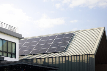 Fototapeta premium Solar Panels on Metal Roof Sheet, modern rooftop fitted with high-efficiency solar panels under clear sky. Clean energy setup symbolizes sustainable power and renewable energy solutions.