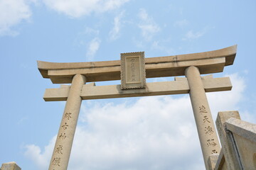 Fototapeta premium 青空と石鳥居