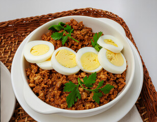 スライスしたゆで卵をのせたキーマカレー