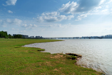 Fototapeta premium The Bridge in Nanchang, China, spans the Ganjiang River and the urban scenery of Nanchang