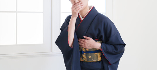 着物の帯が苦しい女性