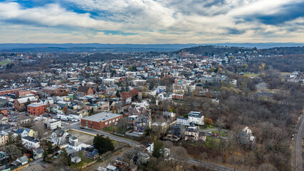 Naklejka premium Hudson, NY, USA - November 20, 2025: Aerial view of Hudson, New York along the Hudson River. 