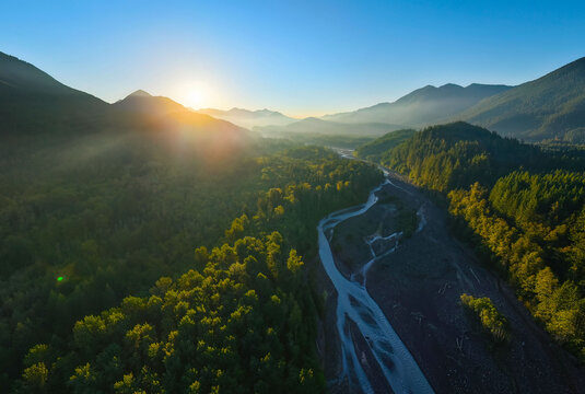 Scenic aerial view of forest and mountains range in Oregon under morning sun