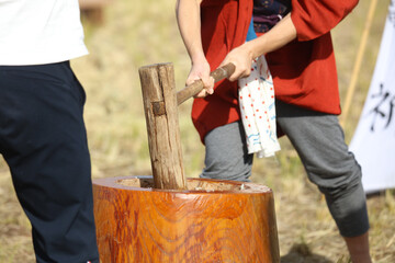 餅つきをする様子