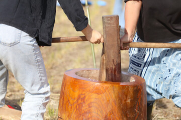餅つきをする様子