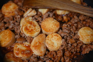 Tofu with minced pork stir-fried in tomato sauce