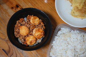 Tofu with minced pork stir-fried in tomato sauce
